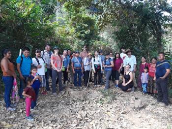 Group photo of students and community members in the jungle of Guatemala